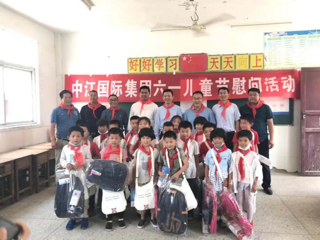　　两公司从村里实际出发，围绕重点难点工作，为吴勒村人民群众的幸福生活出谋划策，力所能及办了一些实事、好事。在共建期间，援建吴勒村村民文化广场一座、篮球场一个，并帮助篮球场围网修建，完善文化活动广场运动器材等设施。城乡结对共建活动有效促进了吴勒村培育文明乡风、丰富文化生活、打造优美环境，提高了农民文明素质和乡村文明程度。  　　今后，双方还将继续深化在思想道德教育和文化体育上的交流，拓展共建的深度和广度。  　　“真情帮扶”促进百姓生活稳提高  　　积极参与国家的乡村振兴事业，既是一个国企应承担的社会责任，也是应履行的光荣义务。集团党委在改善民生的帮扶工作中，付出了很多努力和心血，也换来了百姓的啧啧称赞。集团党委从基础设施建筑、教育帮扶、项目帮扶、党建帮扶和消费帮扶等方面入手，让当地百姓有了深切的幸福感和获得感，也让吴勒村的面貌发生了巨大变化。  　　为改善农村环境，集团党委协调资金近20万元帮助购买洒水车;为最大限度方便群众办事，出资建筑了便民服务中心，极大地满足了全村广大群众的办事需求;为解决百姓出行难的问题，出资修建了出庄路，安装了路灯，把实事办到群众的心坎里;为支持村里产业发展，协调慈善捐款，购置了2.5吨平衡重电动叉车两台和手套印花成套设备;为增加农民收入，累计开展消费扶贫60余万元;为关爱村里留守儿童，每年都购置价值一万余元的“爱心礼包”，陪伴孩子们度过了一个又一个难忘快乐的“六一”儿童节;为丰富村民文体生活，协调南京市第十三中学向吴勒村捐赠价值七万余元的四副篮球架……